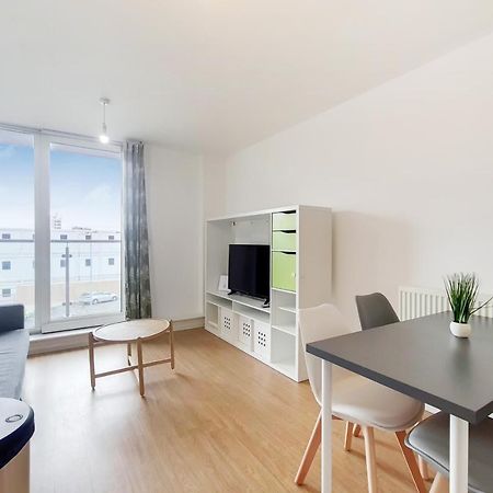 Free Parking - Two Bed Apartment By London Docklands Екстер'єр фото