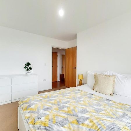 Free Parking - Two Bed Apartment By London Docklands Екстер'єр фото