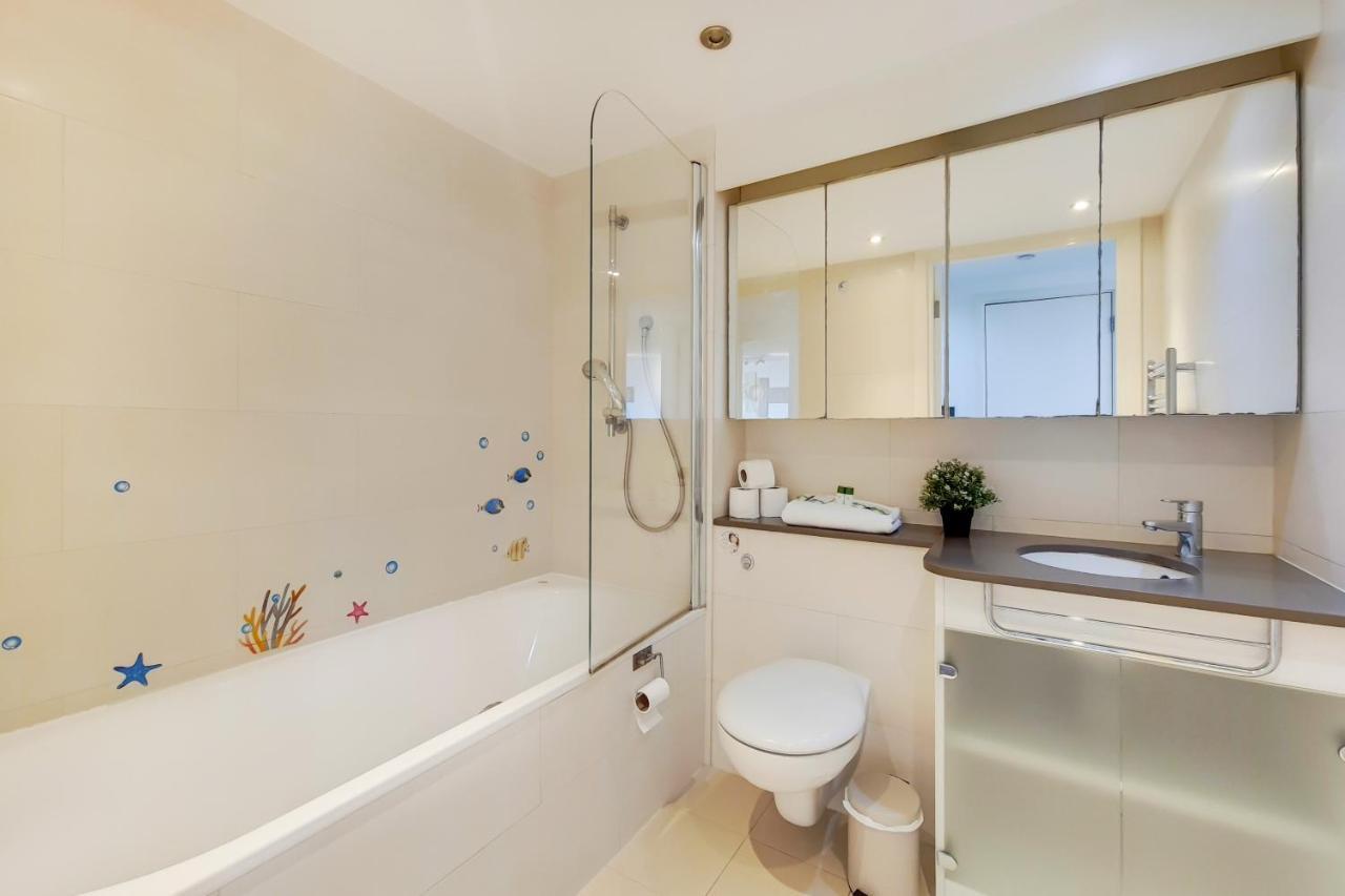 Free Parking - Two Bed Apartment By London Docklands Екстер'єр фото