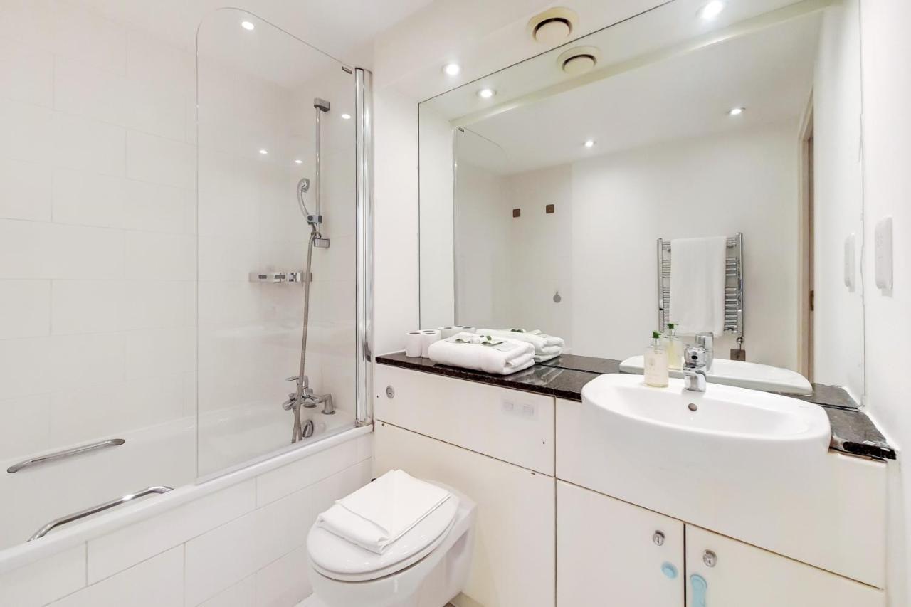 Free Parking - Two Bed Apartment By London Docklands Екстер'єр фото
