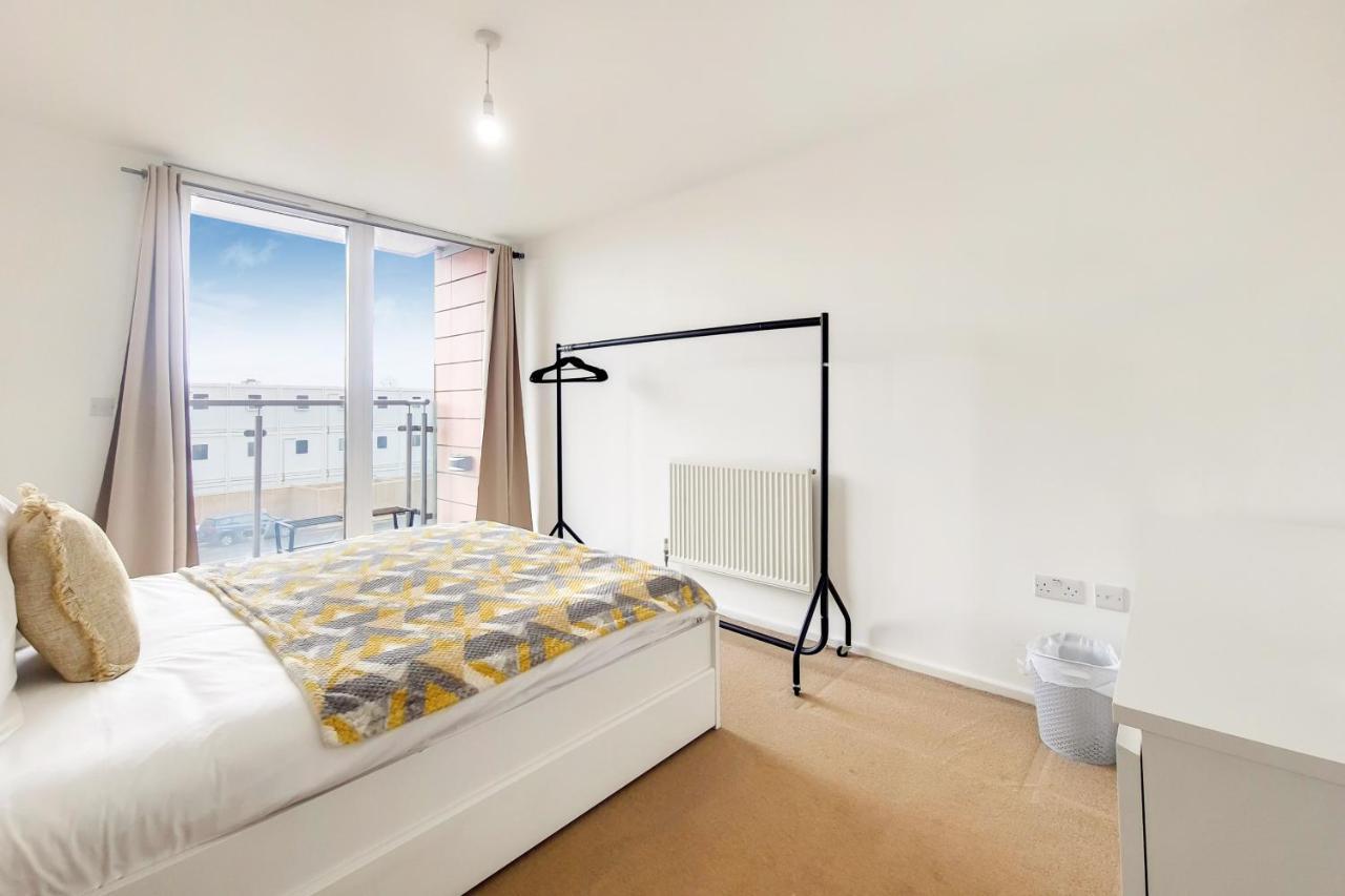 Free Parking - Two Bed Apartment By London Docklands Екстер'єр фото